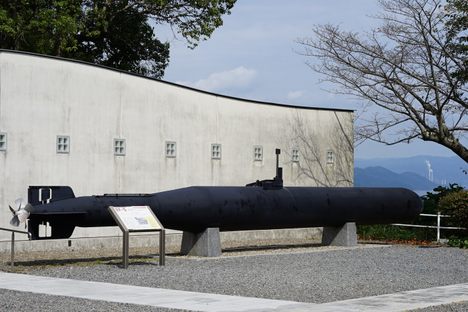  The torpedo replica in front of the museum, silently pointing to the sea. 