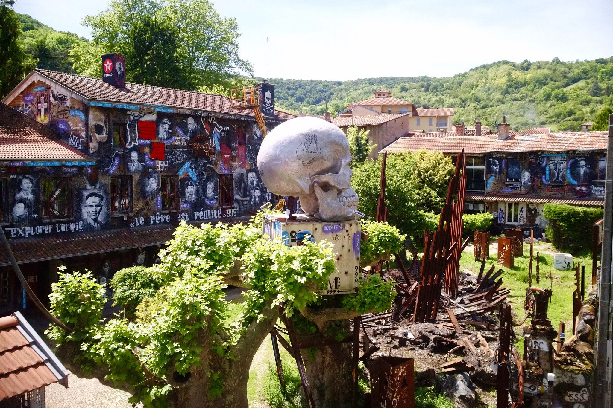 The house is situated in Saint Romain au Mont D’Or, outside of Lyon, France.