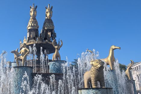 The two horses atop the fountain