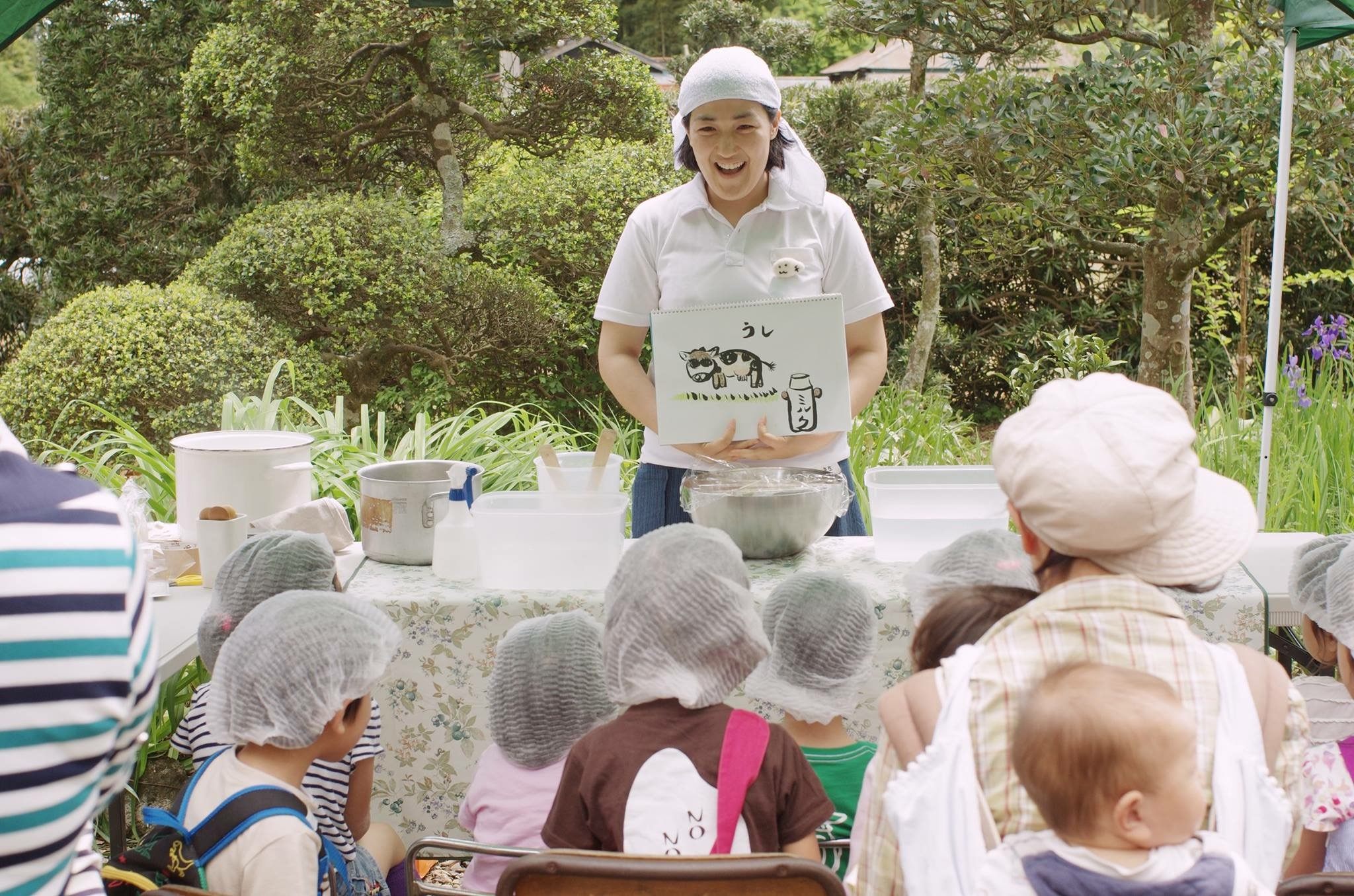 Shibata teaches a group of children and their caretakers about cheese.