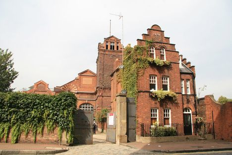 The tall tower to the rear held the accumulator cylinders