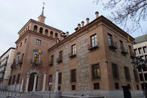The House of Seven Chimneys.