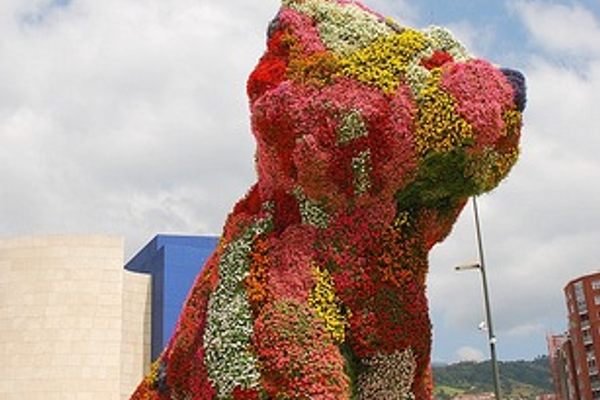 Puppy at its permanent location in Aguirre plaza outside the Guggenheim Bilbao Museum. 
