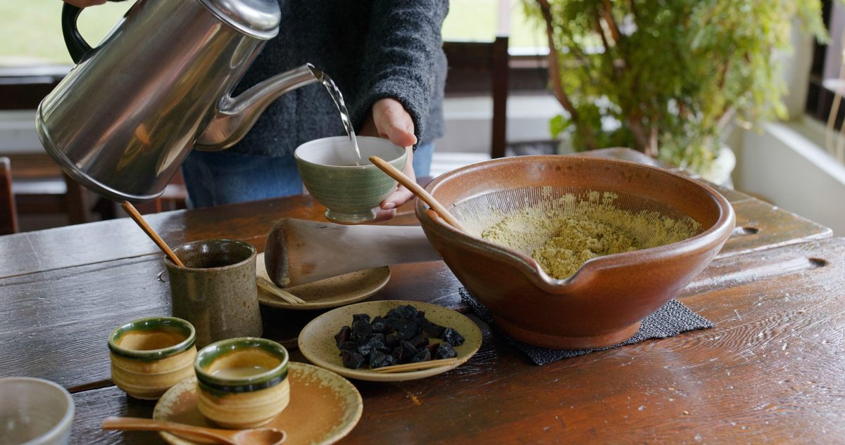 The process of making leicha, or "pounded tea,