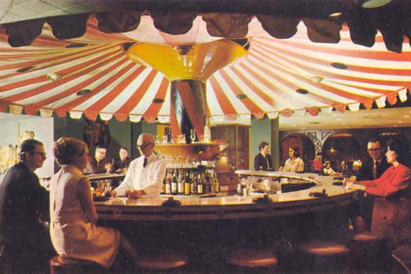 旋转木马的酒吧在1968年。