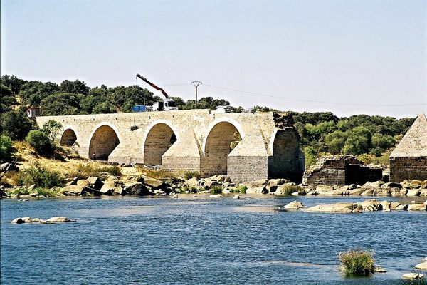The bridge seen from the right side of the river