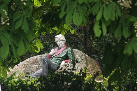 Oscar Wilde Statue in Merrion Square Park, across the street from his childhood home