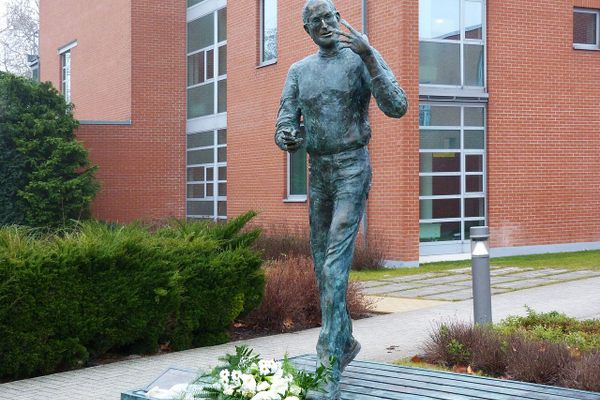Steve Jobs Memorial Statue 