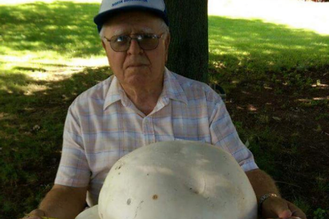 This 84-Year-Old Retiree Wants 'the Internet' to See a Massive Mushroom He Found