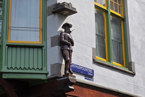 Statue