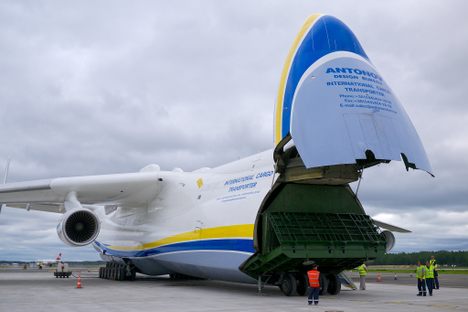 A flip-top head allows access to the cargo hold.