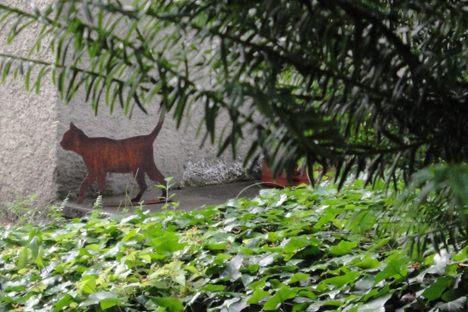 The life-size cat figure at Huttenstrasse 9 (June 2014).