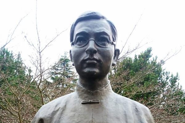 Huang Kuan Statue