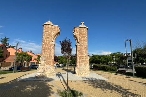 Pilasters of the main gate of the Huerta Grande estate.