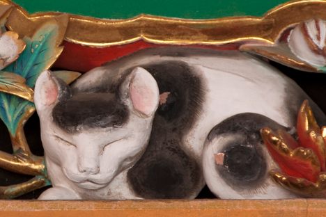 A detail of the Nemuri-neko sculpture.