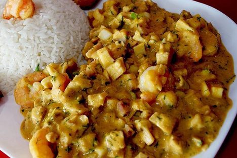 A plate of guatita, with rice and plantains. 