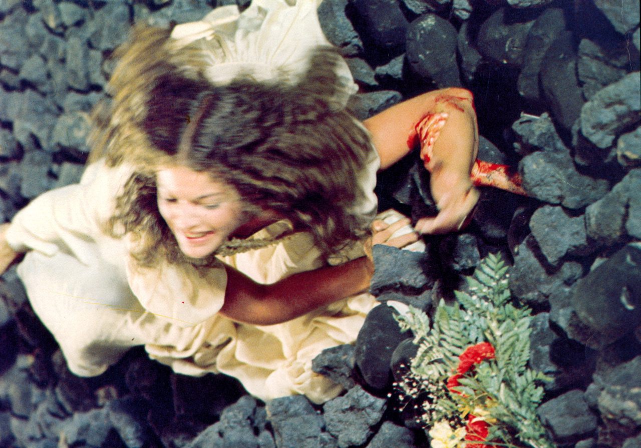 The final minutes of 1976's <em>Carrie</em> include an iconic jump scare when the sole survivor of the movie's carnage is suddenly grabbed by the titular (and, at that point, very dead) character.