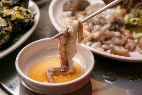 Sannakji is often dipped in sesame oil.