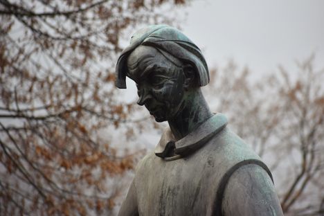 A detail of the sculpture.