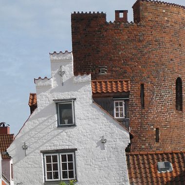 The 13th-century fortress tower with houses from 1672 (No. 47-51).