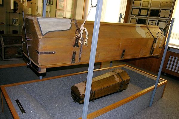 Inside the Bestattungsmuseum, the Vienna Undertakers’ Museum. (Wikimedia Commons)