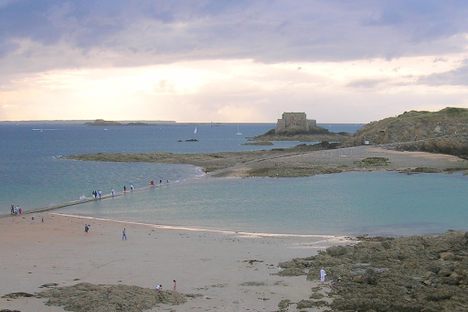 The pathway connecting Saint-Malo to Grand Bé.