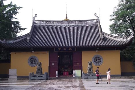 Approaching the interior of the Longhua Temple complex 