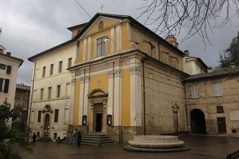 Piazza San Rufo, with the marker in the foreground. 