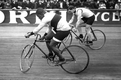 Major Taylor races Léon Hourlier in France in 1909.  