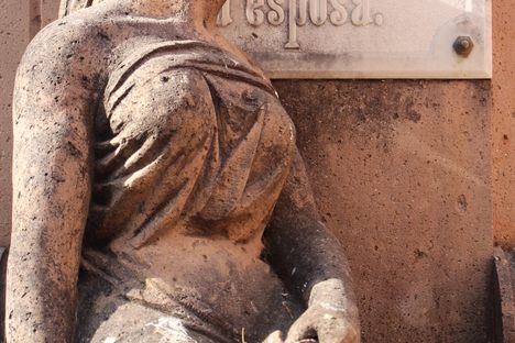 A statue in Los Ángeles graveyard.