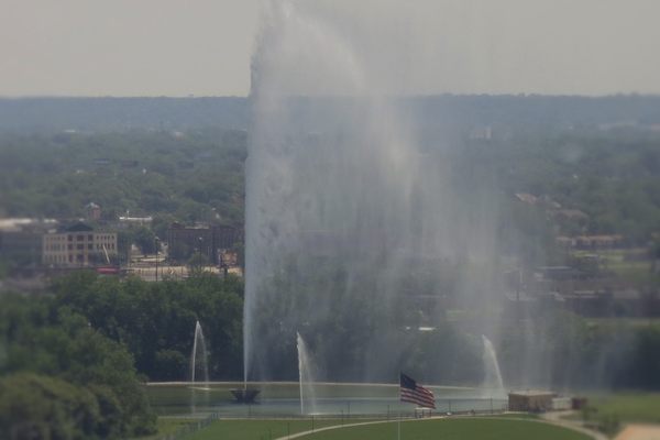 The geyser was added in place of Eero Saarinen's original plan for a twin arch on the east side of the river