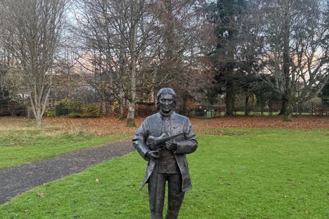 Niel Gow Statue