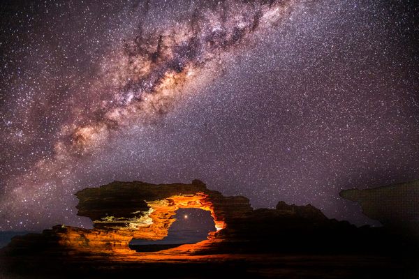 大自然的窗口在卡尔巴里国家公园,西澳大利亚。岩石拱是一个国家的标志性自然景点,由Tumblagooda砂岩层。