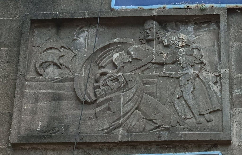 A mural on an Art Deco Building on Lakshmi Road in Pune.