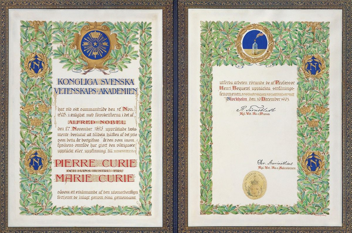 W 1903 r. Marie Curie otrzymała dyplom Nagrody Nobla za pracę nad promieniotwórczością i odkrycie polonu, radioaktywnego metalu, który nazwała imieniem Polski.