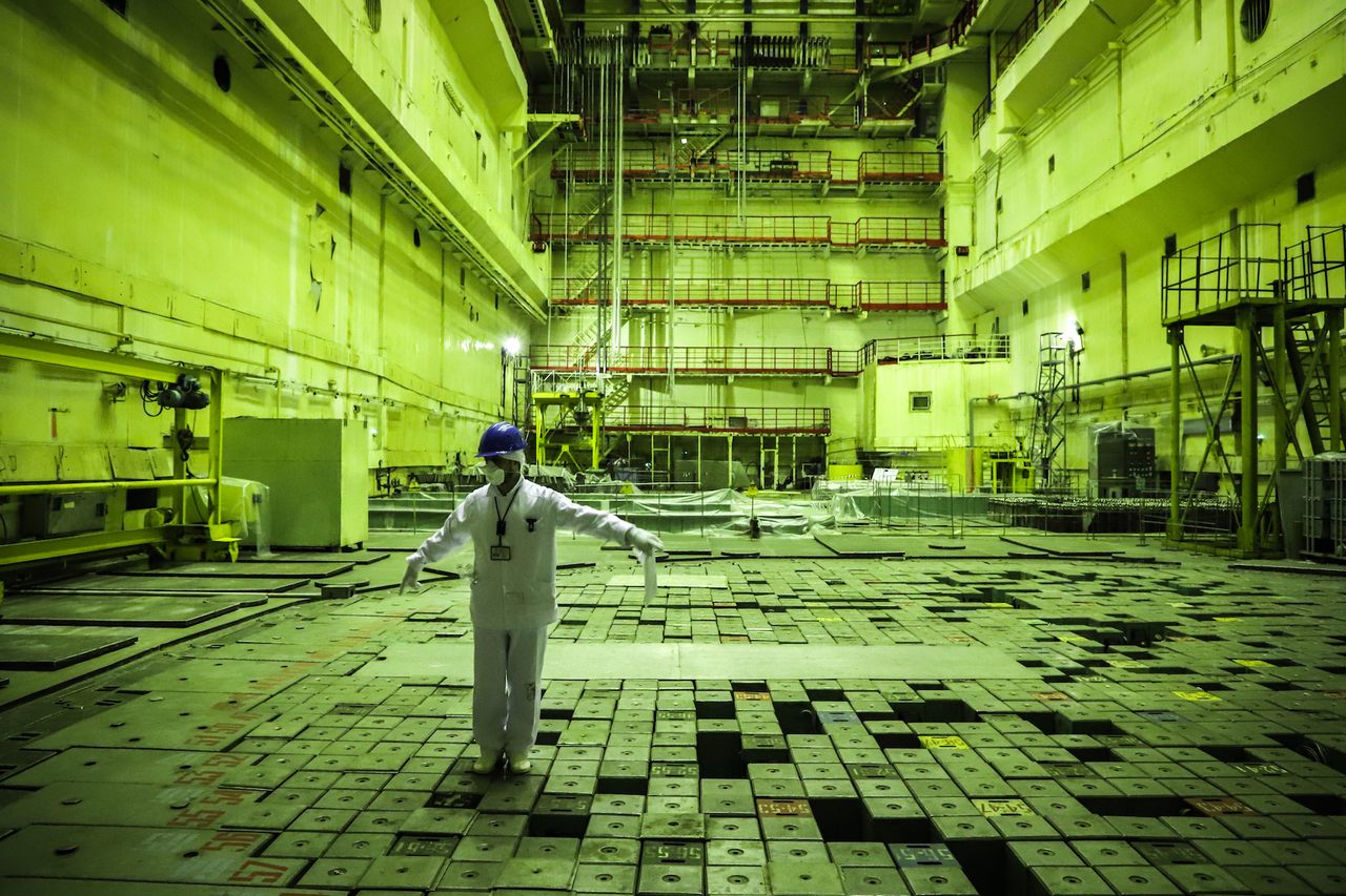 A power plant guide welcomes visitors into the reactor hall.