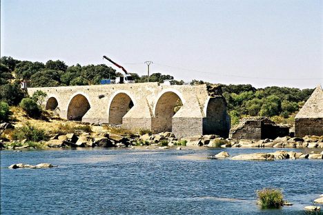 The bridge seen from the right side of the river