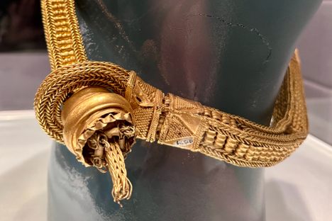 Closer view of the artifact 