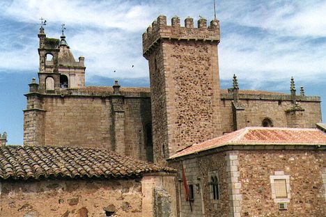 Tower of the Storks (center).