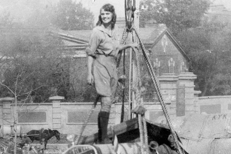 The First Woman to Drive Around the World Wore Men’s Breeches and Had a Pet Monkey