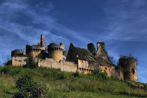 The castle of Saint-Vincent-le-Paluel will soon have hundreds of owners.