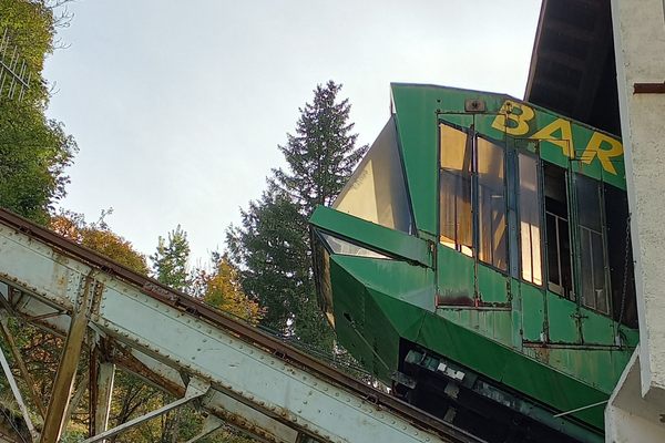 Twin cabin at ground level in village of Barèges.
