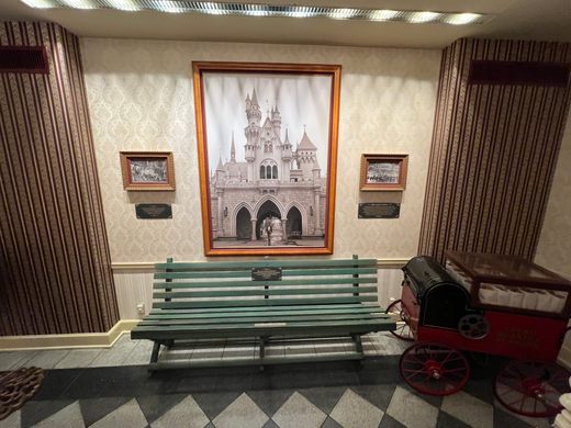 Walt Disney\'s Bench – Anaheim, Atlas Obscura California 