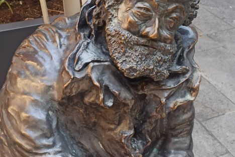 Enzo Sicuri Statue