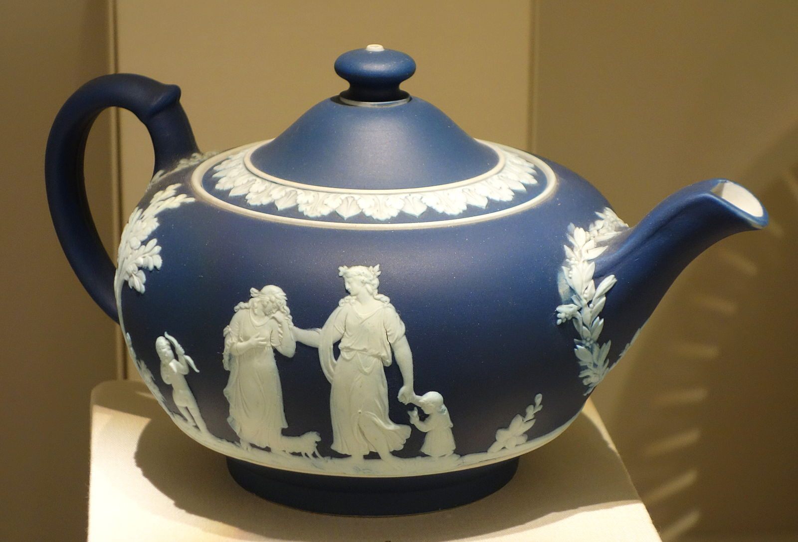 A Josiah Wedgwood teapot, produced using assembly line knowledge from China.