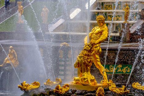 The Peterhof Fountains may be the least chill fountains.