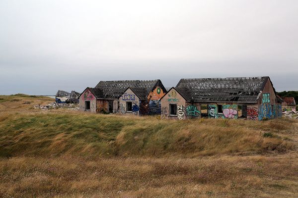 Pirou-Plage is located near the beach and was intended to be a holiday village, complete with hotel, houses and tennis courts.