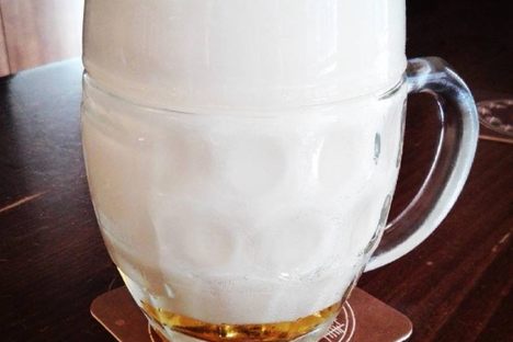 Pilsner poured mlíko style.