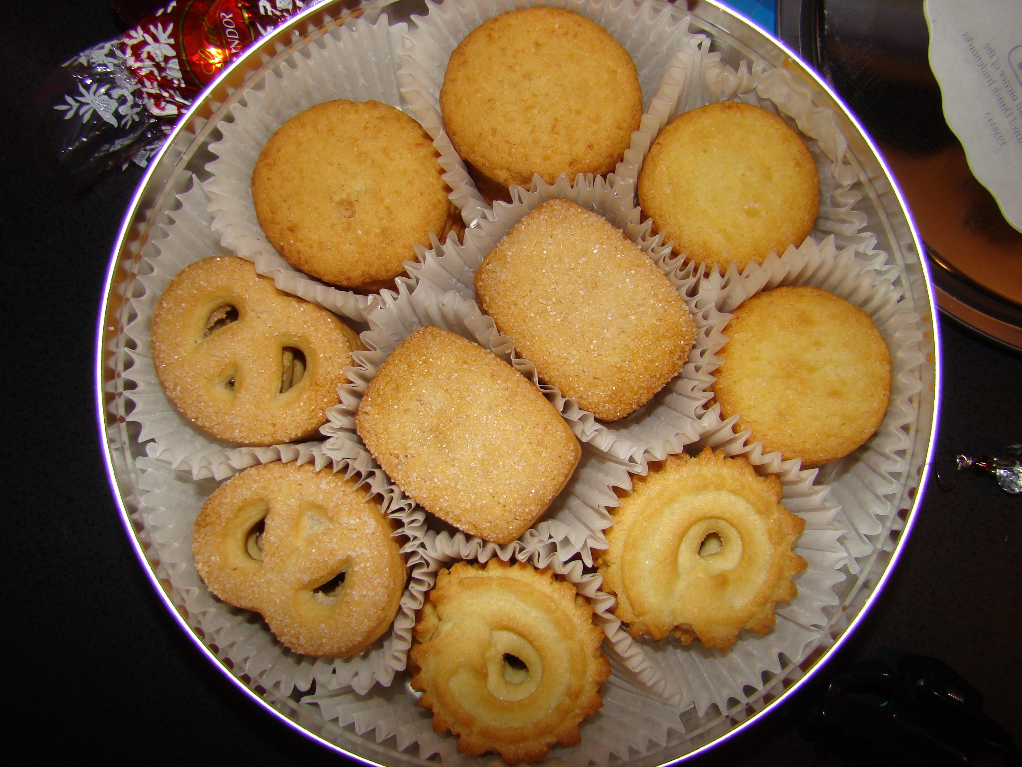 Here's Why People Started Storing Sewing Kits Inside Those Blue Danish  Cookie Tins