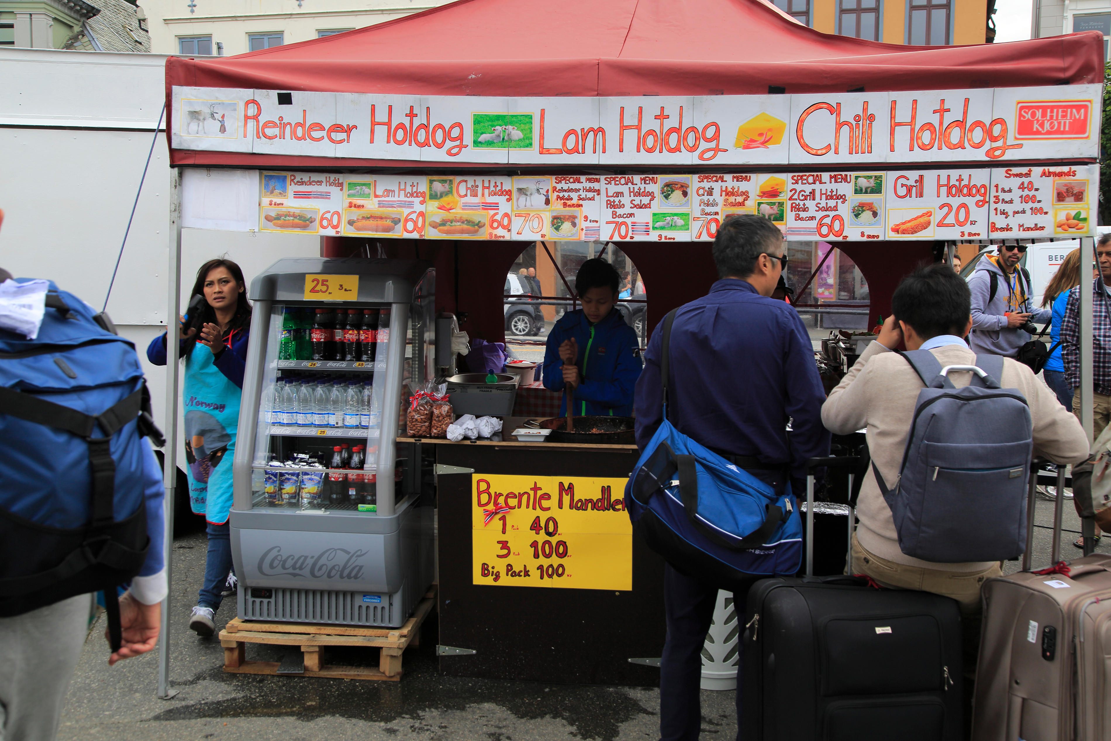 En stand som selger pølser og pølser i Bergen, Norge. 